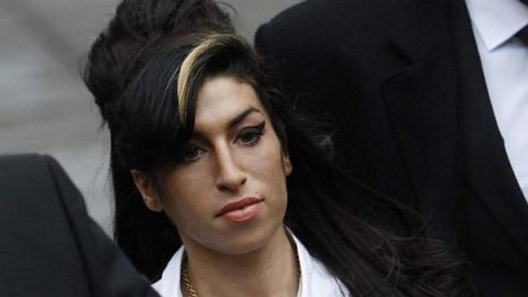 Dnes zemřela zpěvačka Amy Winehouse