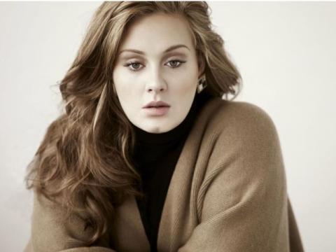 Adele přeskočila Pink Floyd v prodejnosti desek ve Velké Británii